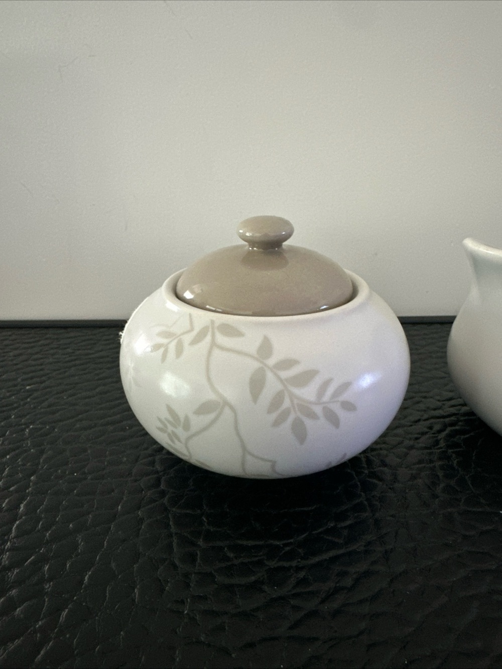 Elite Leaf-Pattern Creamer and Sugar Set Pre-Owned - Picture 3 of 15
